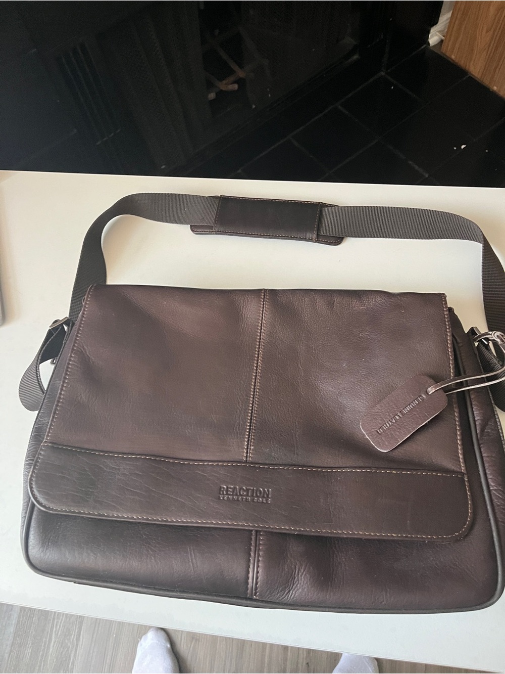 Kenneth Cole Reaction Dark Brown Leather Messenger Bag
